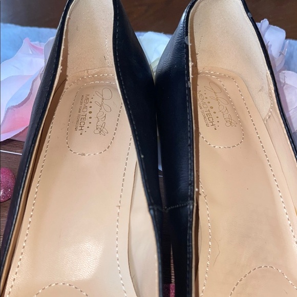 Jaclyn Smith Black Heels with Pointed Toe and Sleek Design - Picture 3 of 9